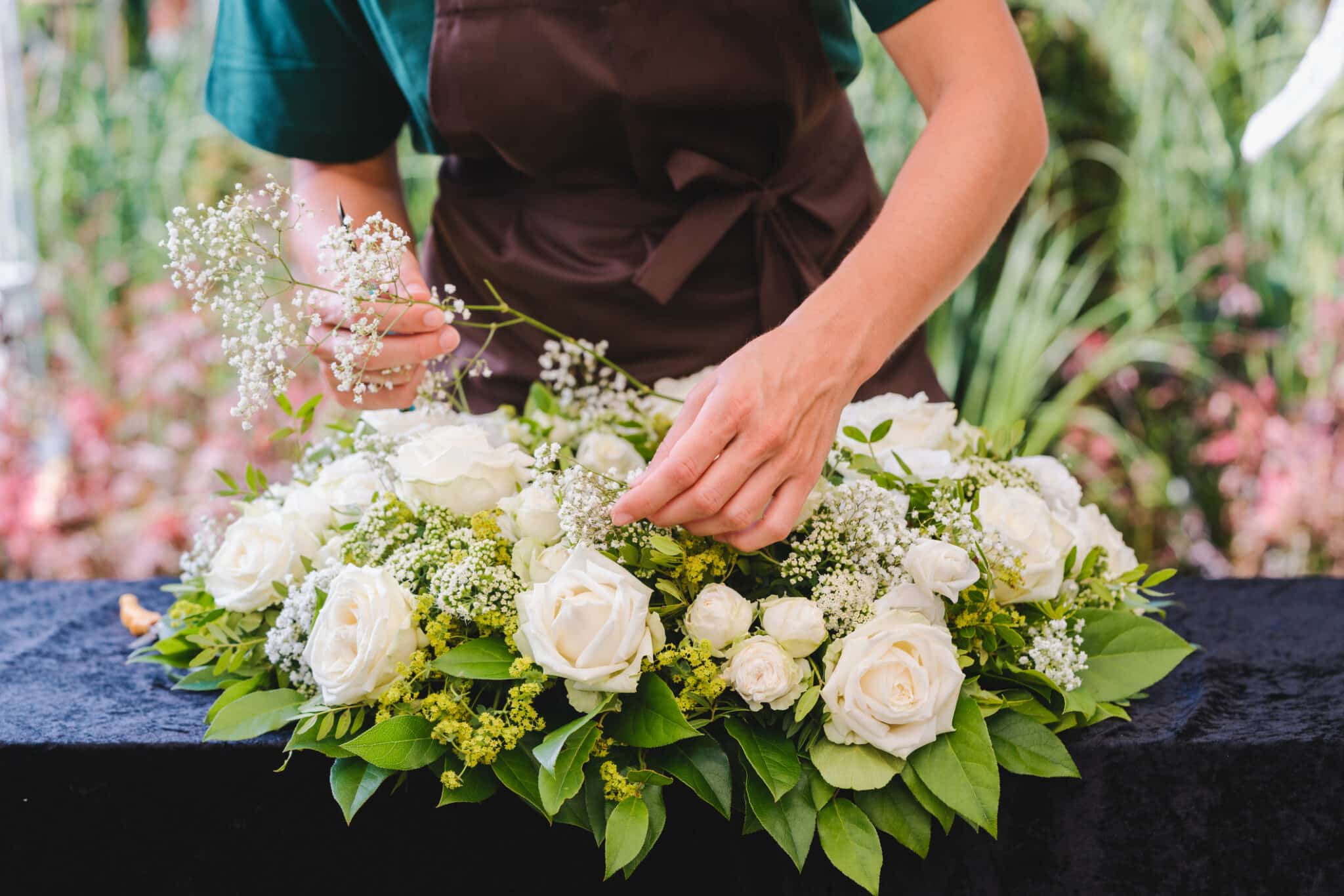 Kvinde der laver hvid blomsterbuket